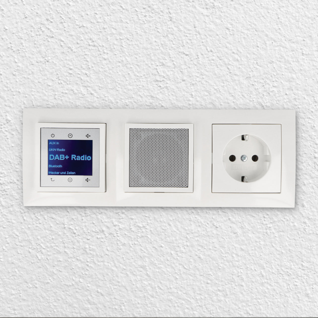BERKER Unterputz DAB+ und Bluetooth Radio 30848989, Lautsprecher und Steckdose 47438989 - polarweiß glänzend + 3fach Rahmen Berker 10138989 inkl. EBROM Phasenprüfer zur Montage der Geräte